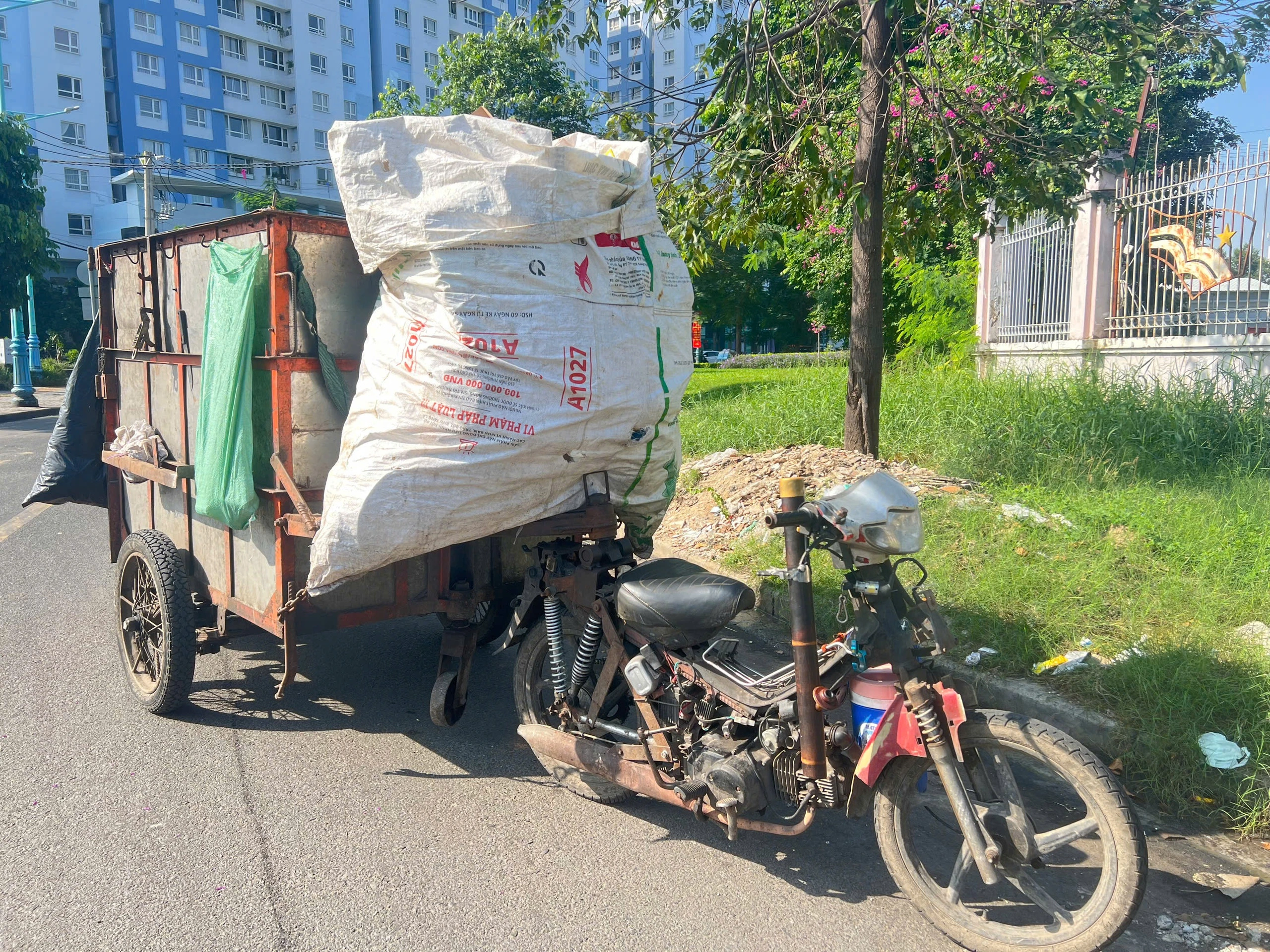 Xe Ba Gác Chở Rác ở Quận Gò Vấp